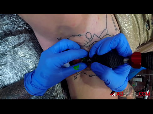 ❤️ Ekstreem tattooed hottie Sully Savage krige in tattoo op har klitoris ❌ Pornofideo by wy ️❤