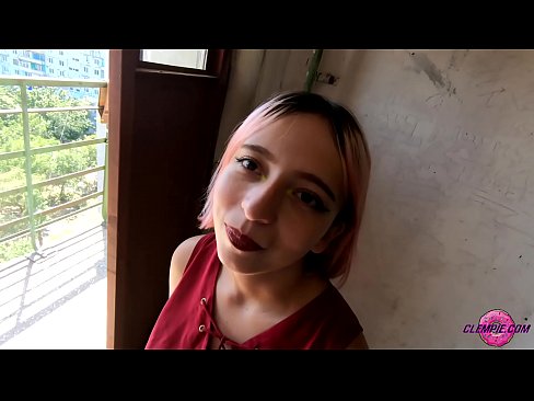❤️ Studint Sensual sûget in frjemdling yn 'e bûtenwrâld - Cum op syn gesicht ❌ Pornofideo by wy ️❤