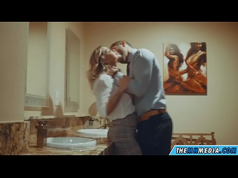 ❤️ As in busty blonde jo ferliedt yn in iepenbier toilet ❌ Pornofideo by wy ️❤